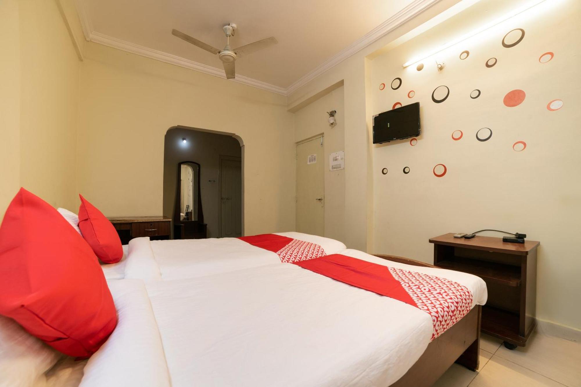 Oyo Th Guest House Haidarábád Kültér fotó